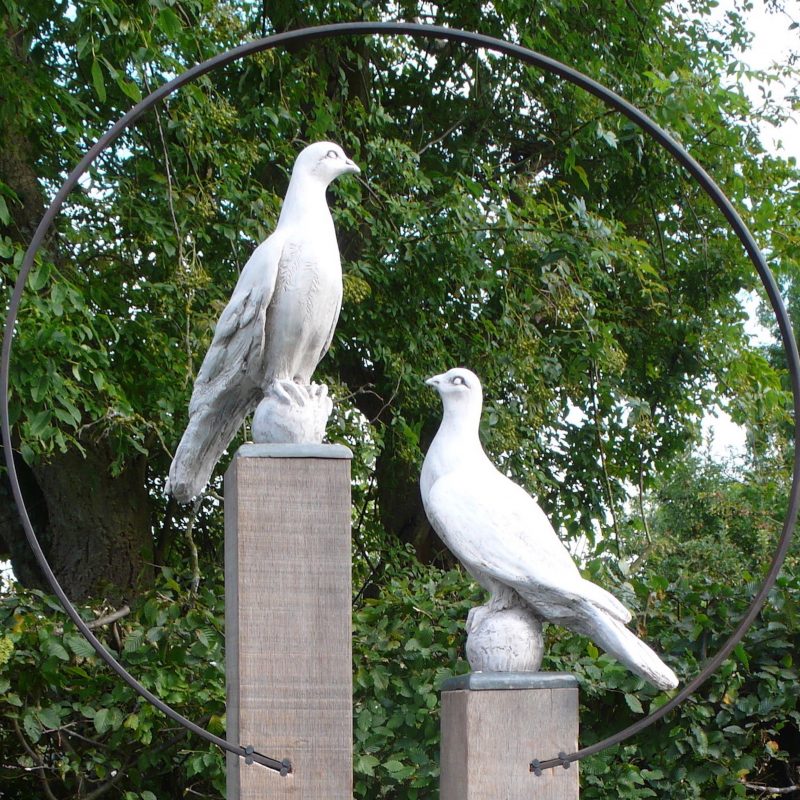 2 white doves displayed in a ring