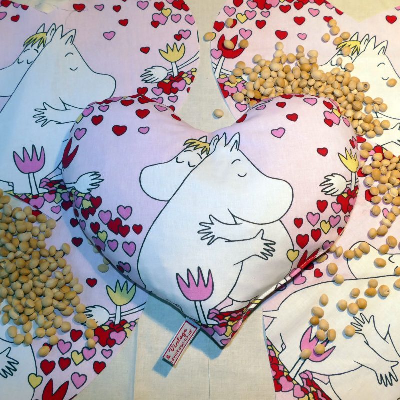 Heart shaped thermal cushions made with Moomin cotton and filled with cherry stones