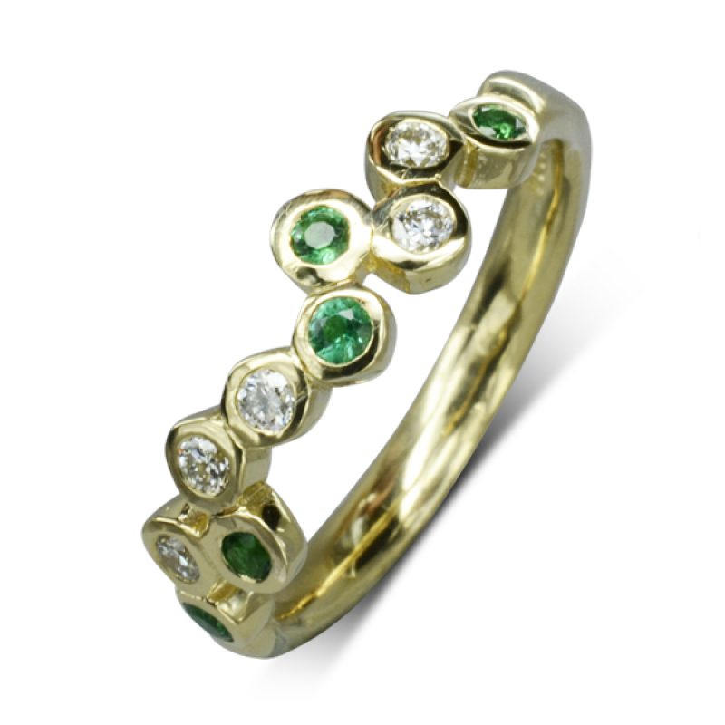 Five round 2mm emeralds and five 2mm round diamonds setting in gold in a bubbles pattern
