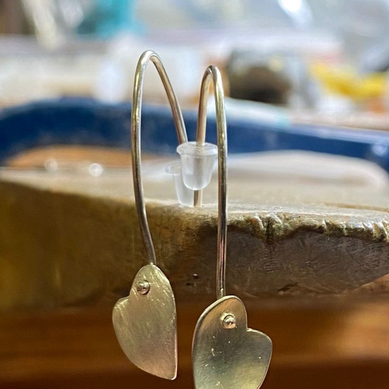 Hook earrings with moving hearts