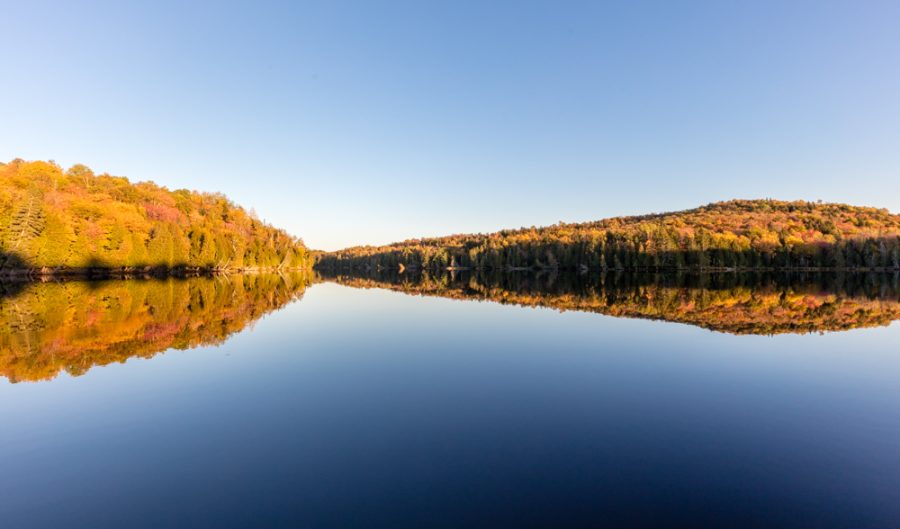 Photograph of Lac Saindon, a small lake in the Laurentian mountains of Québec