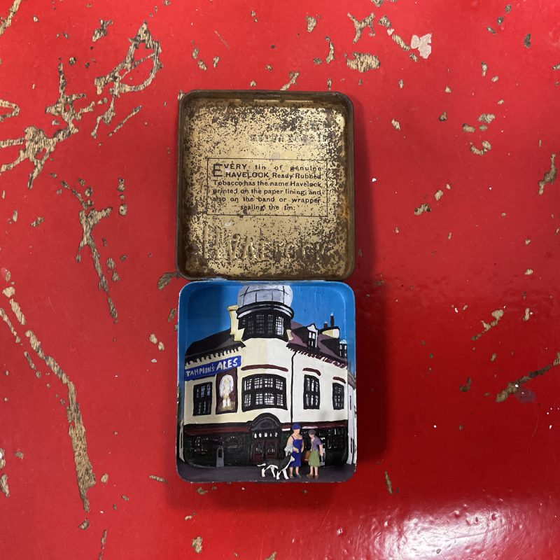 Small diorama of the Jolly Brewer in a tin