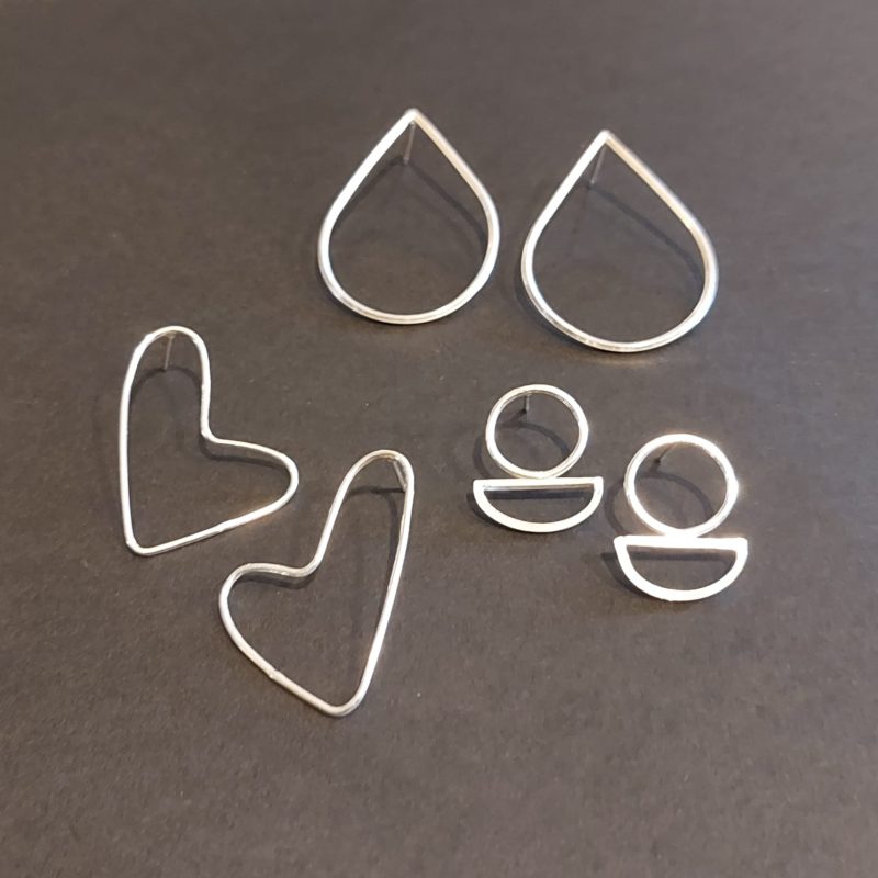 Alison enjoys designing and creating her jewellery at her home in Rottingdean.She works using recycled materials, creating individual pieces inspired by simple geometric shapes and forms.