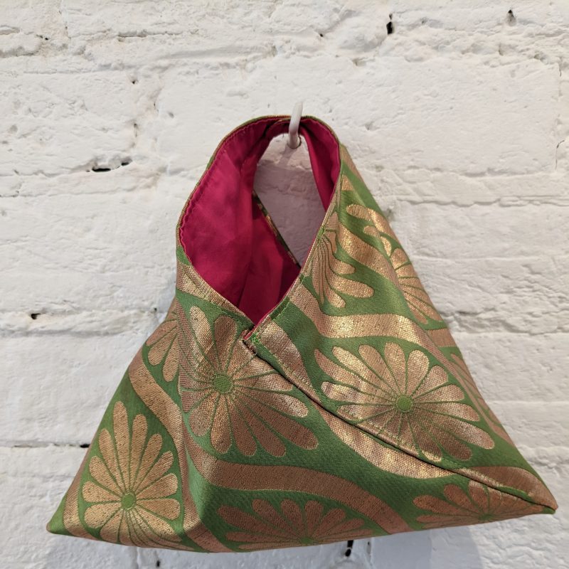 Textile bag in triangular shape