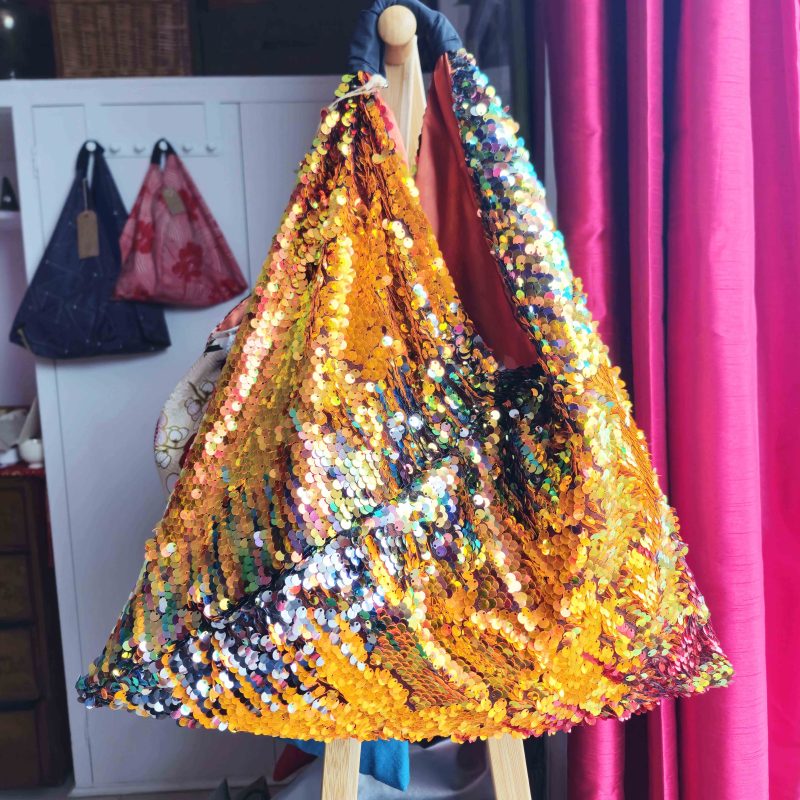 Textile bag in triangular shape with sequins