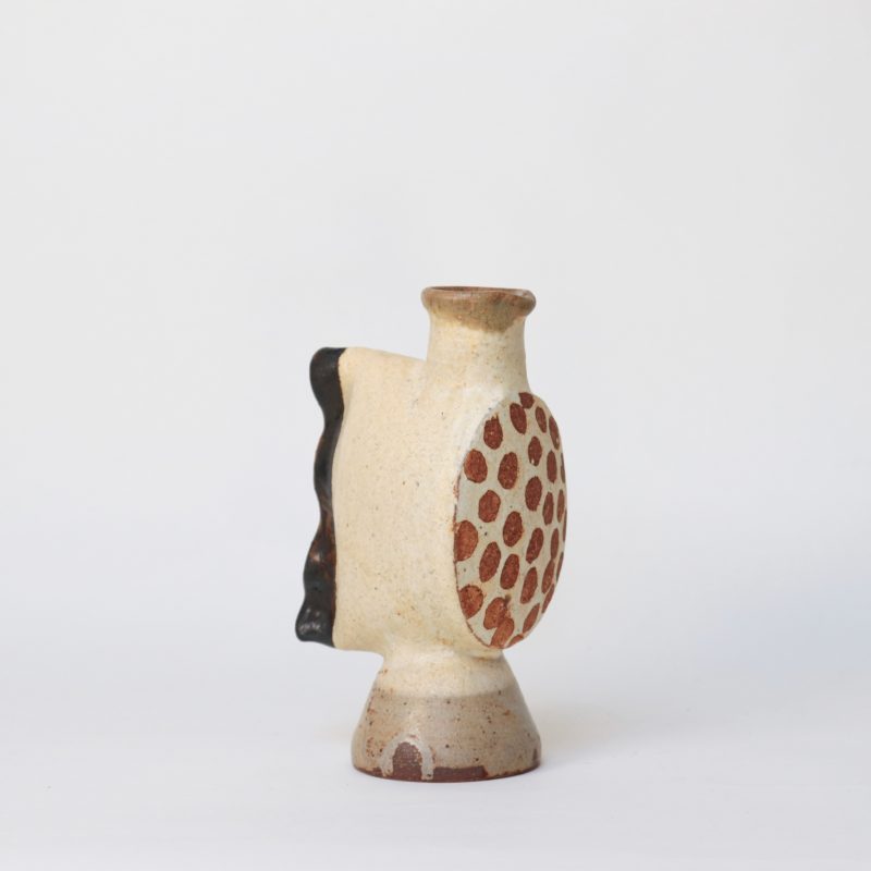 Vase in round in the middle with geometric shape