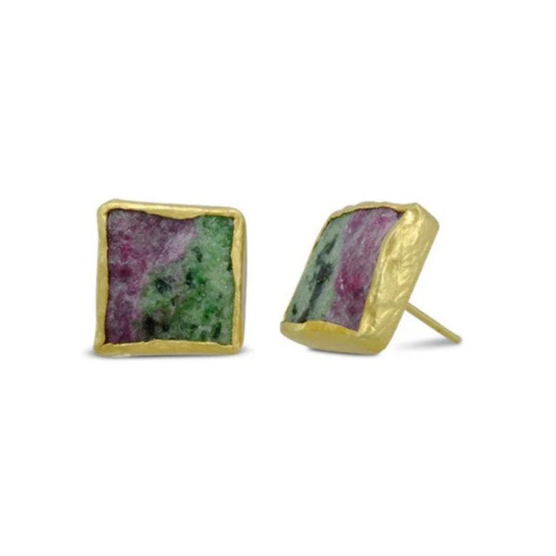 Ear studs with square green and pink-red ruby zoisite stones, set in rough gold surrounds