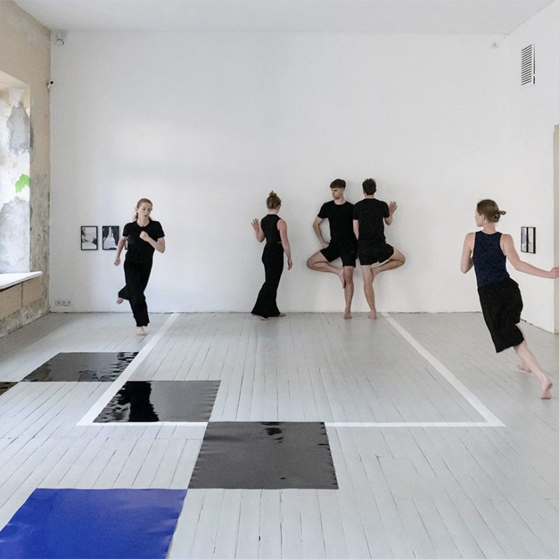 A performance with photography by several dancers